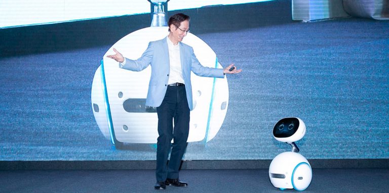 Робот Zenbo ухаживает за стариками и детьми