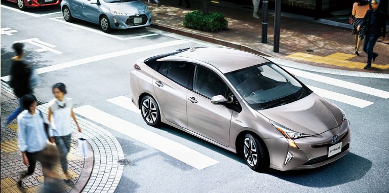 Новая Toyota Prius умеет разговаривать с другими машинами