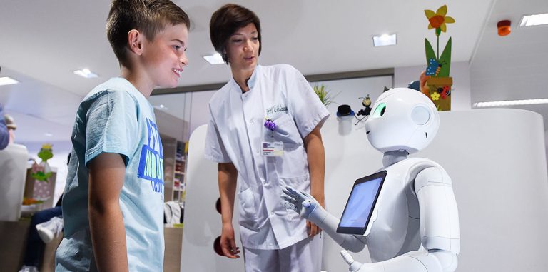 Робот Pepper устроился на работу в больничную регистратуру