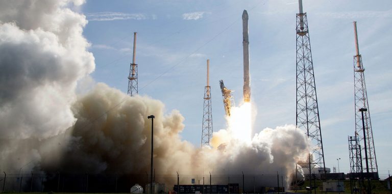 Falcon 9 взорвалась при посадке на океаническую платформу