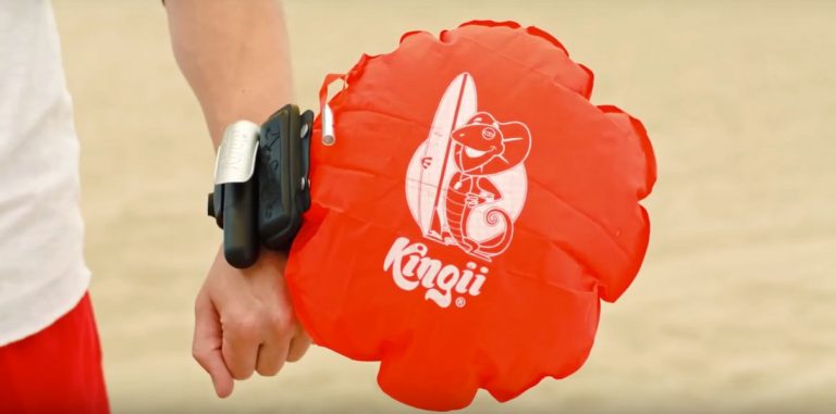 Браслет Kingii не даст человеку утонуть