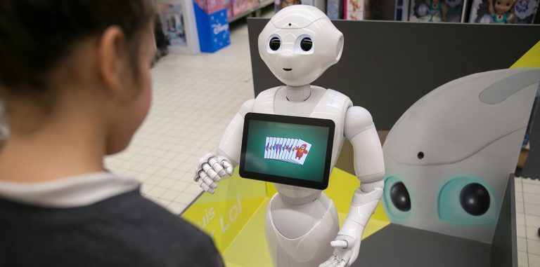 Робот Pepper начал работать на железнодорожной станции во Франции