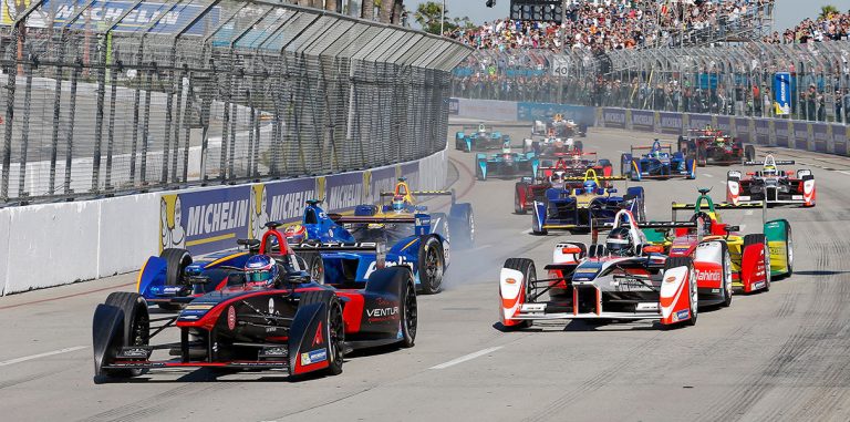 В соревнованиях Formula E сойдутся гонщики и геймеры