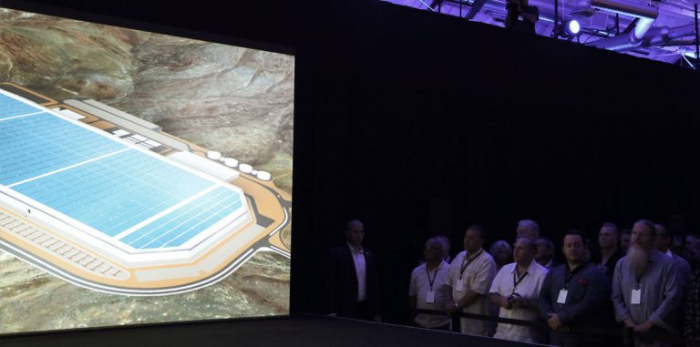 Tesla отправит 12 счастливчиков на открытие Gigafactory