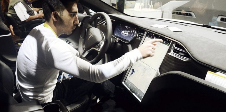 Причиной аварии Tesla в режиме автопилота мог стать DVD-плеер