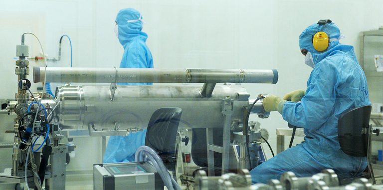 Российские физики нашли способ заряжать спутники с Земли