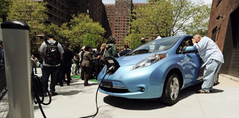 Nissan, как Tesla, дает владельцам Leaf два года бесплатной зарядки