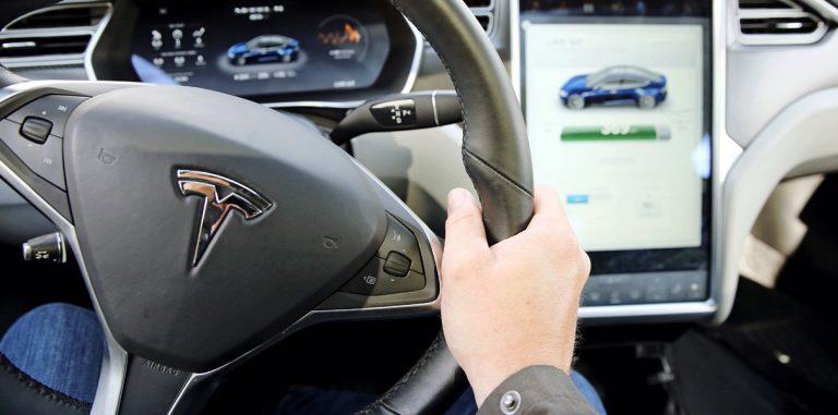 Tesla готовит масштабное обновление автомобильного ПО
