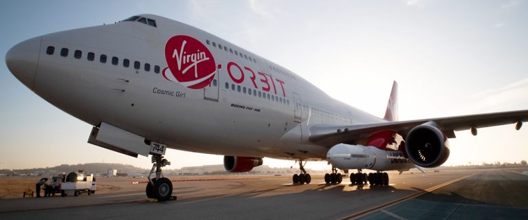 Пассажирский лайнер Virgin совершил первый полет с орбитальной ракетой-носителем под крылом
