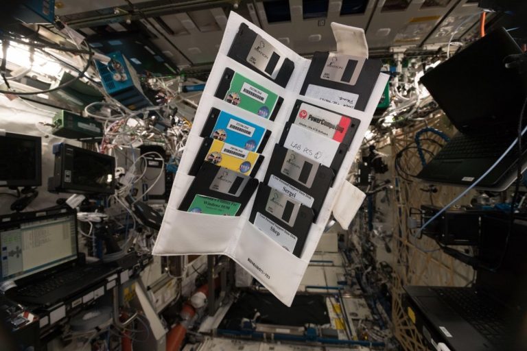 Астронавты нашли на МКС дискеты, оставленные первым экипажем станции 20 лет назад