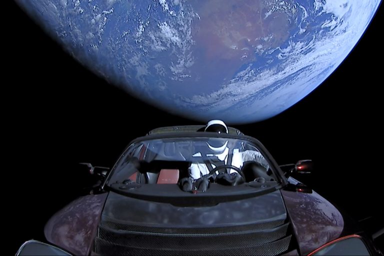 Космическая Tesla Roadster Илона Маска за девять месяцев полета достигла орбиты Марса
