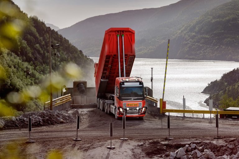Volvo продала первые беспилотные грузовики для перевозки известняка из карьеров