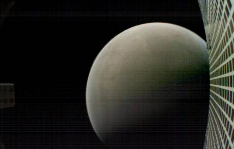 Посмотрите на снимок Марса, сделанный первым межпланетным спутником-кубсатом Mars Cube One