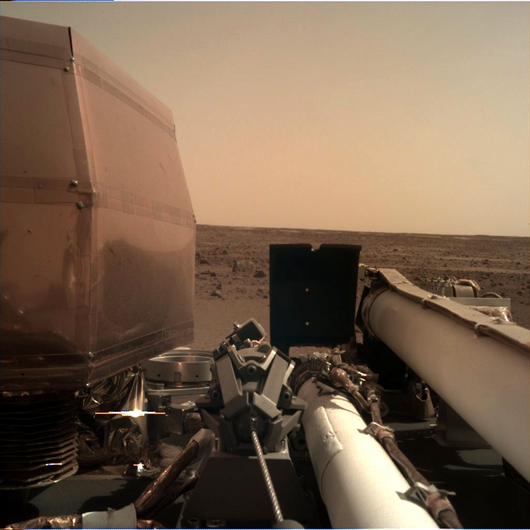 InSight прислал первые четкие снимки поверхности Марса