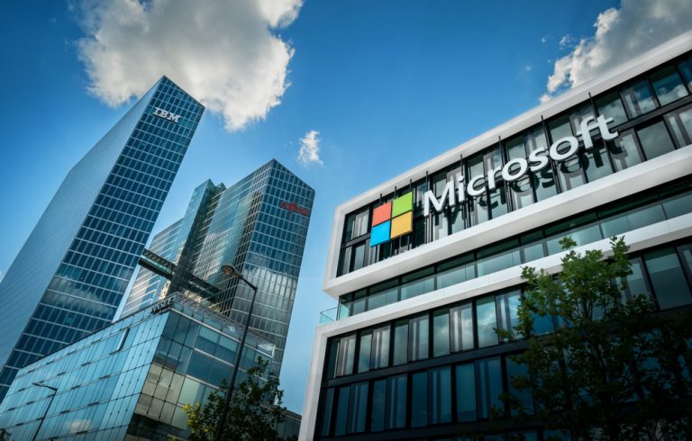 Microsoft будет вводить чат-боты и искусственный интеллект в работу крупных предприятий