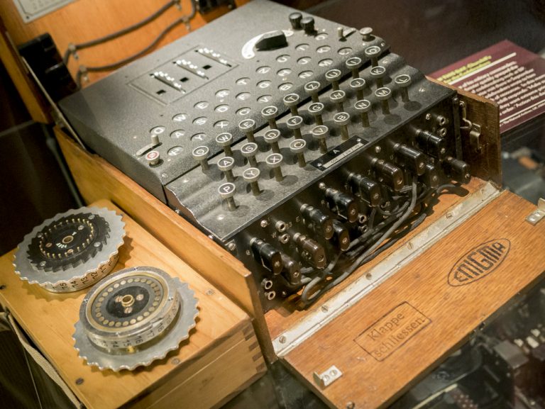 Ученые просветили рентгеном шифровальную машину «Энигма» и засняли процесс ее работы