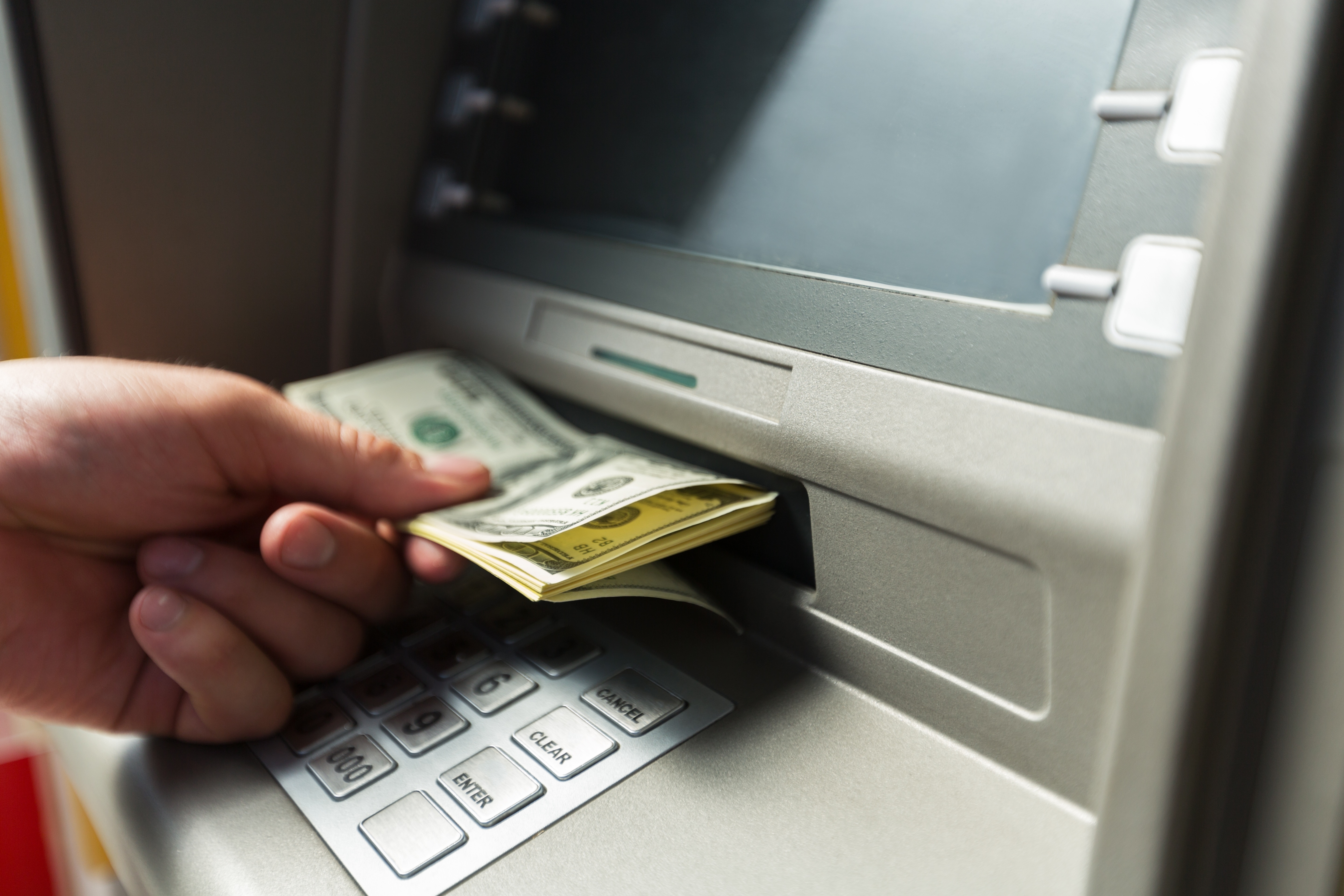 Деньги из банкомата. Доллары в банкомате. Банкомат (ATM). Забрал деньги из банкомата.
