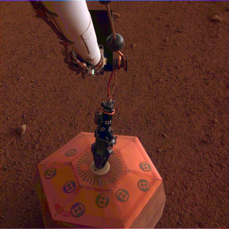 Посмотрите, как InSight устанавливает сейсмограф на поверхность Марса