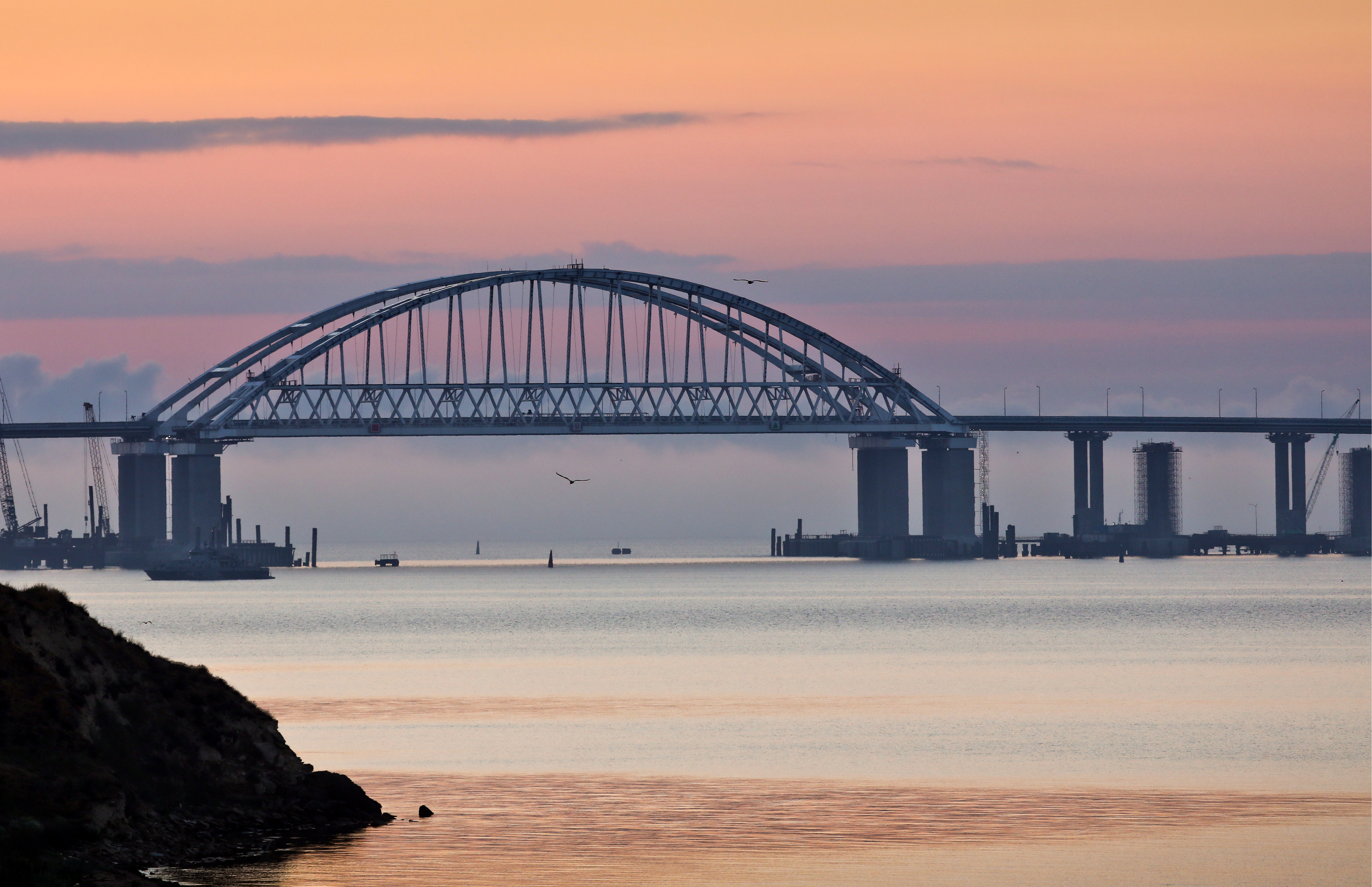 Крымский мост. Крымский мост вид с берега. Крымский мост разрушен. Крымский мост Тай. Крымский мост обои на рабочий стол.