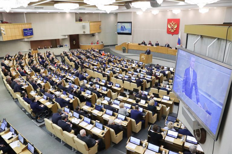 Госдума приняла закон о частичной декриминализации статьи 282 УК. Именно по ней сажали за репосты и лайки