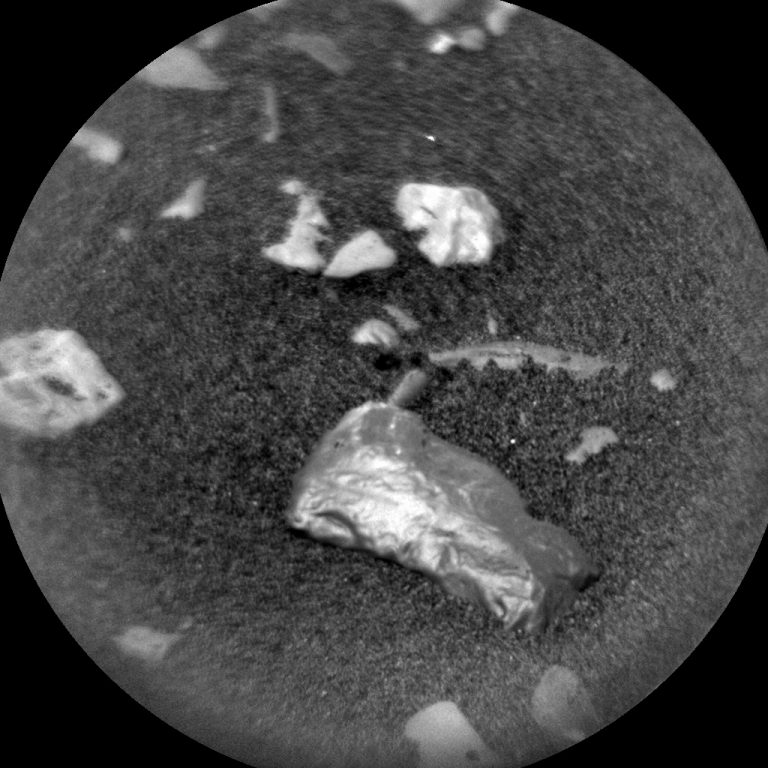 Ровер Curiosity обнаружил на Марсе необычный блестящий объект