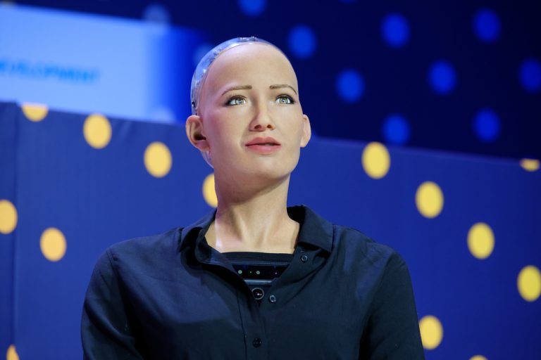 Alibaba представила искусственный интеллект, самостоятельно снимающий новостные ролики