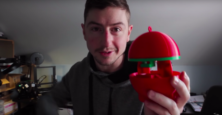 Американский инженер распечатал на 3D-принтере елочную игрушку. А потом разместил в ней крошечный 3D-принтер!
