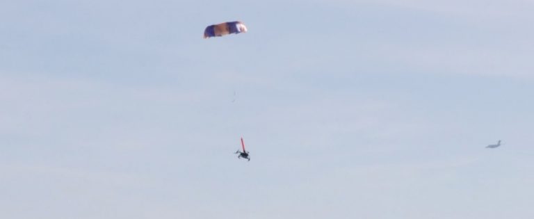 Новая парашютная спасательная система позволит дронам летать над скоплениями людей
