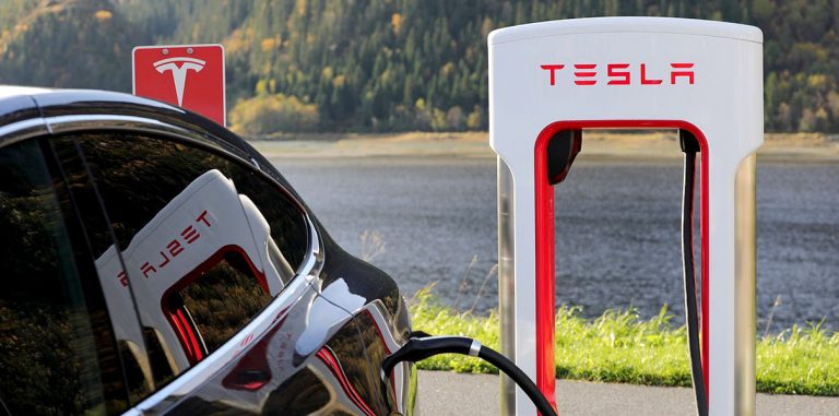 Tesla подняла цены на зарядных станциях Supercharger. Похоже, на электромобилях сэкономить не удастся
