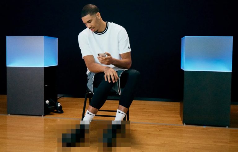Новые баскетбольные кроссовки от Nike можно автоматически завязать со смартфона. Всего за четыре секунды!