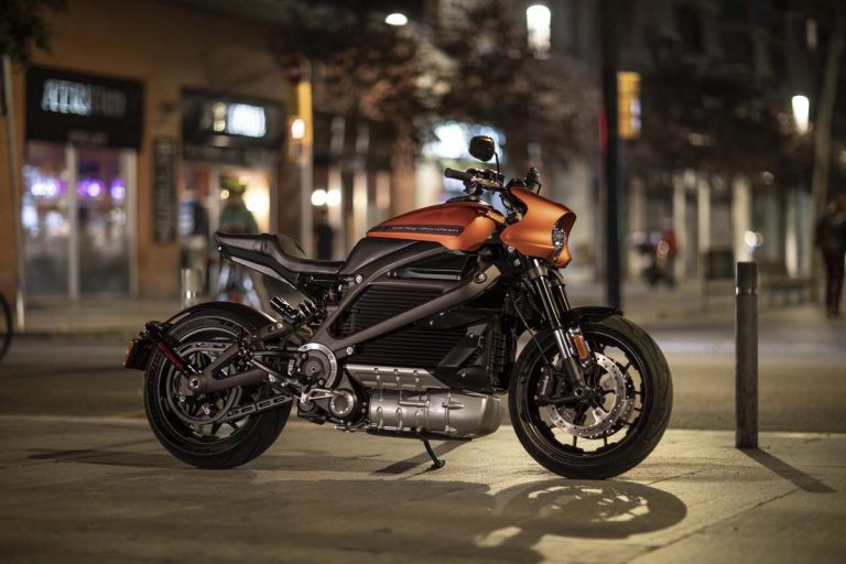 Harley-Davidson представил новый электромотоцикл LiveWire. Он разгоняется до 100 км/час за 3,5 секунды