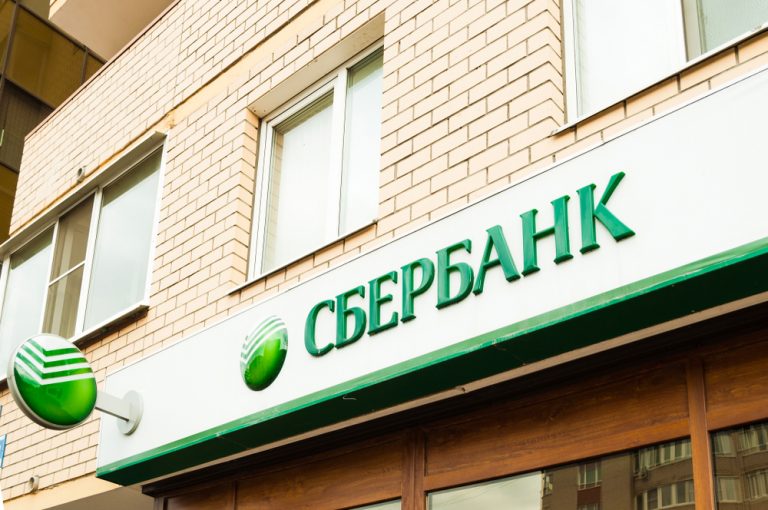 Роскомнадзор обязал Сбербанк и 2GIS передавать пользовательские данные российским властям