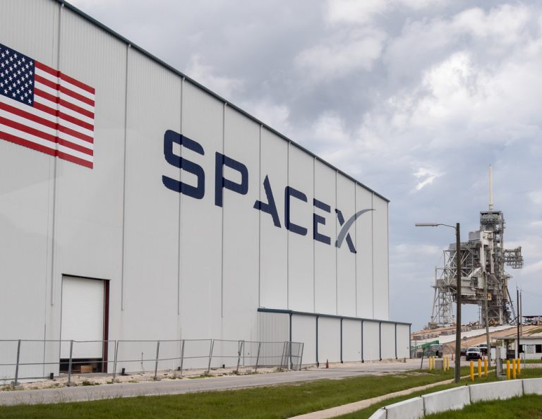Посмотрите на новый экспериментальный космический корабль от SpaceX. Его дизайн взят из фантастики 1950-х годов!