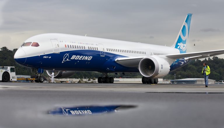 Пассажирский самолет Boeing 787 случайно превысил скорость звука. Он разогнался до 1 289 км/час