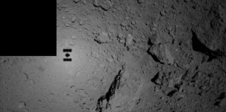 Посмотрите на четкую фотографию астероида Рюгу, сделанную зондом «Хаябуса-2» через минуту после приземления
