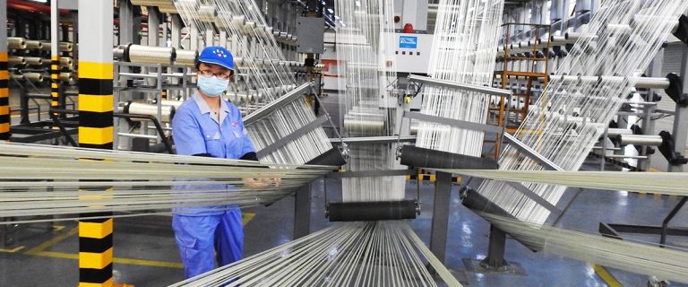 Китайские фабрики за четыре года сократили до 40% сотрудников и заменили их роботами