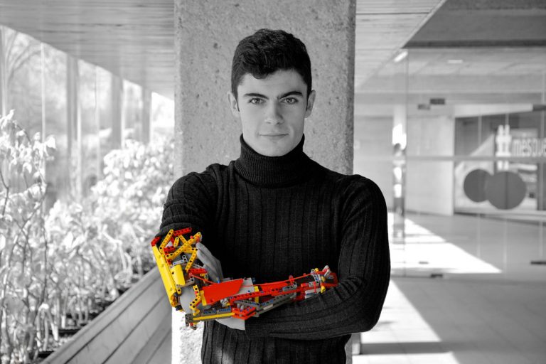 19-летний инженер сделал протез руки из кусочков LEGO