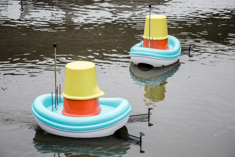 IKEA создала из игрушек для ванны систему сбора мусора в водоемах