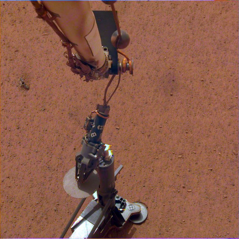 Зонд InSight установил инструмент для бурения рекордно глубокой скважины на Марсе