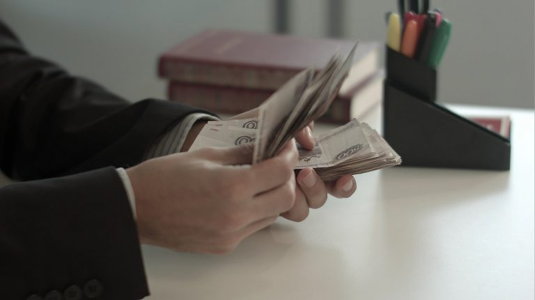 Российские ученые пока останутся без грантов: правительство не выплатило РНФ более 7 млрд рублей