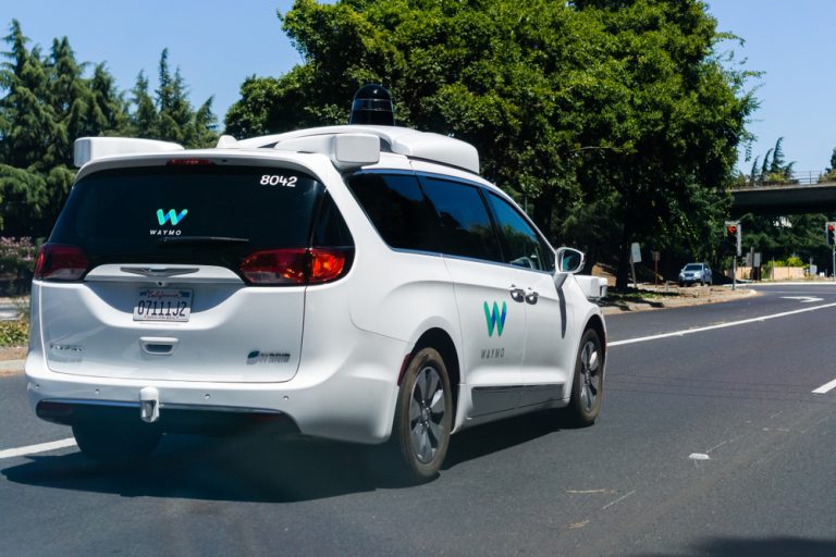 Беспилотники от Apple оказались в 10 тыс. раз хуже машин Waymo по версии Bloomberg