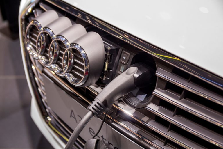 Audi представила функцию распознавания сигнала светофора и оптимизацию скорости. Теперь автомобиль может всегда ехать на зеленый свет!
