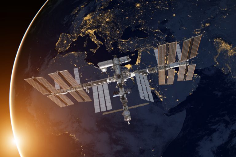 НАСА подтвердила утечку воды в американском модуле на МКС. Ее собирали по всей станции полотенцами!