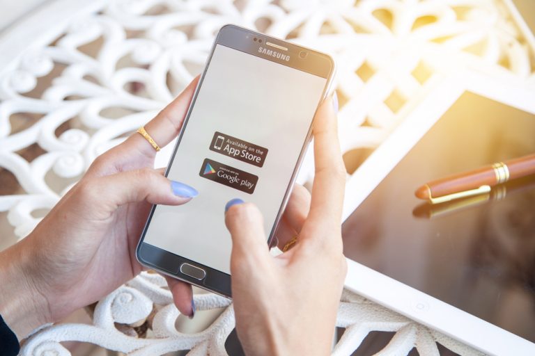 В App Store нашли приложение правительства Саудовской Аравии, позволяющее мужчинам отслеживать перемещения своих жен