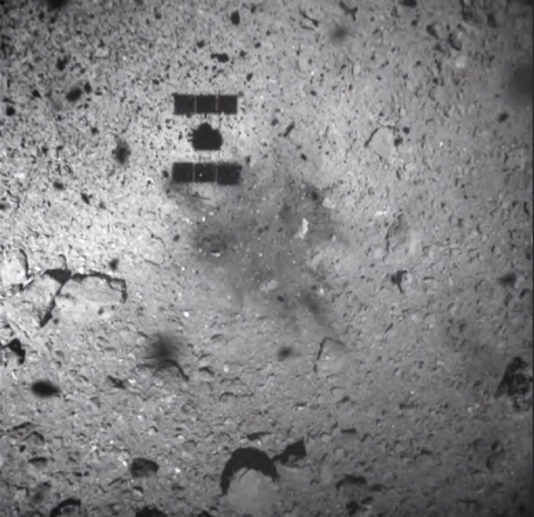 Японский зонд «Хаябуса-2» показал первое видео обстрела астероида Рюгу