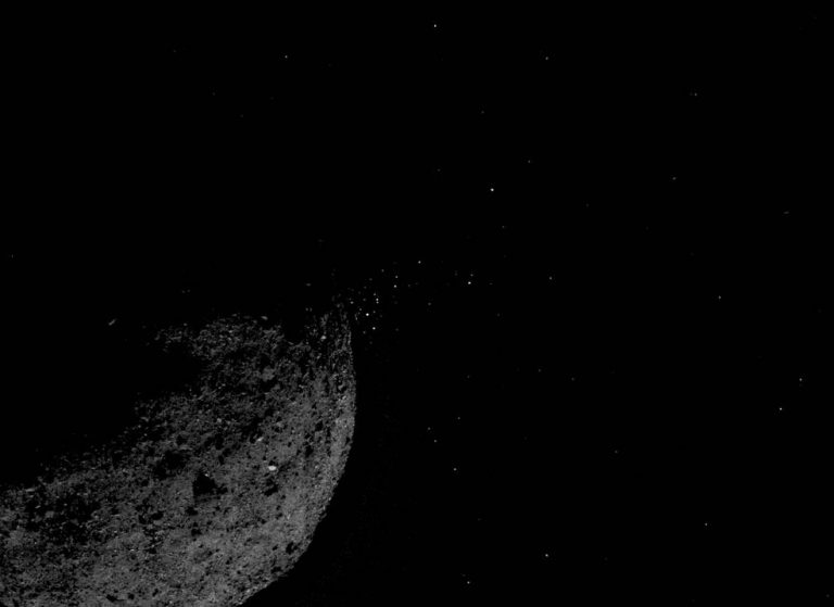 Ученые обнаружили, что астероид Бенну выбрасывает в космос тонны пыли. Это крайне редкое свойство для астероидов!