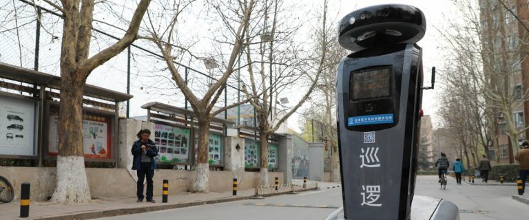 В Китае началось тестирование робота-охранника