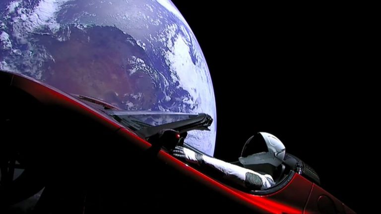 Tesla Roadster, который отправили в космос, преодолел 807 млн км. Это в 22 раза больше, чем все дороги на Земле