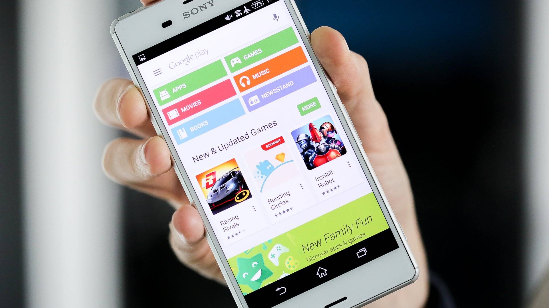 Android google play. Гугл плей смартфон. Google Play приложение. Приложение для смартфона. Телефон в руке.