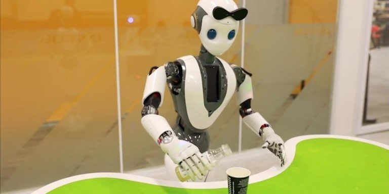 Китайские инженеры научили робота вдевать нитку в иголку